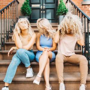 Hair type chart: blonde women sitting on the stairs